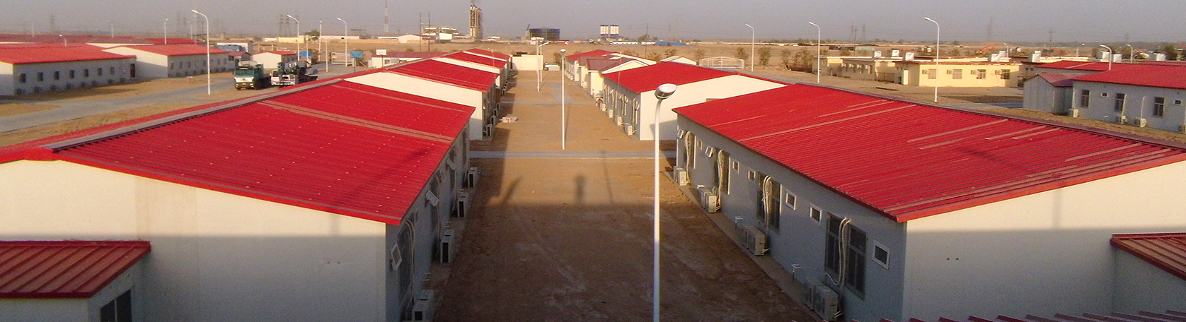 Instalación de una casa prefabricada de CDPH en el campamento de la central eléctrica Saladin de Irak